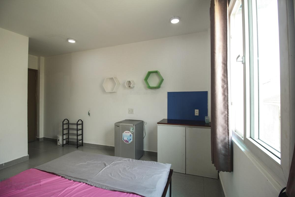 Phòng giá rẻ tách bếp, 25m2, cửa sổ lớn đường Nguyên Hồng - Phan Văn Trị - Bình Thạnh