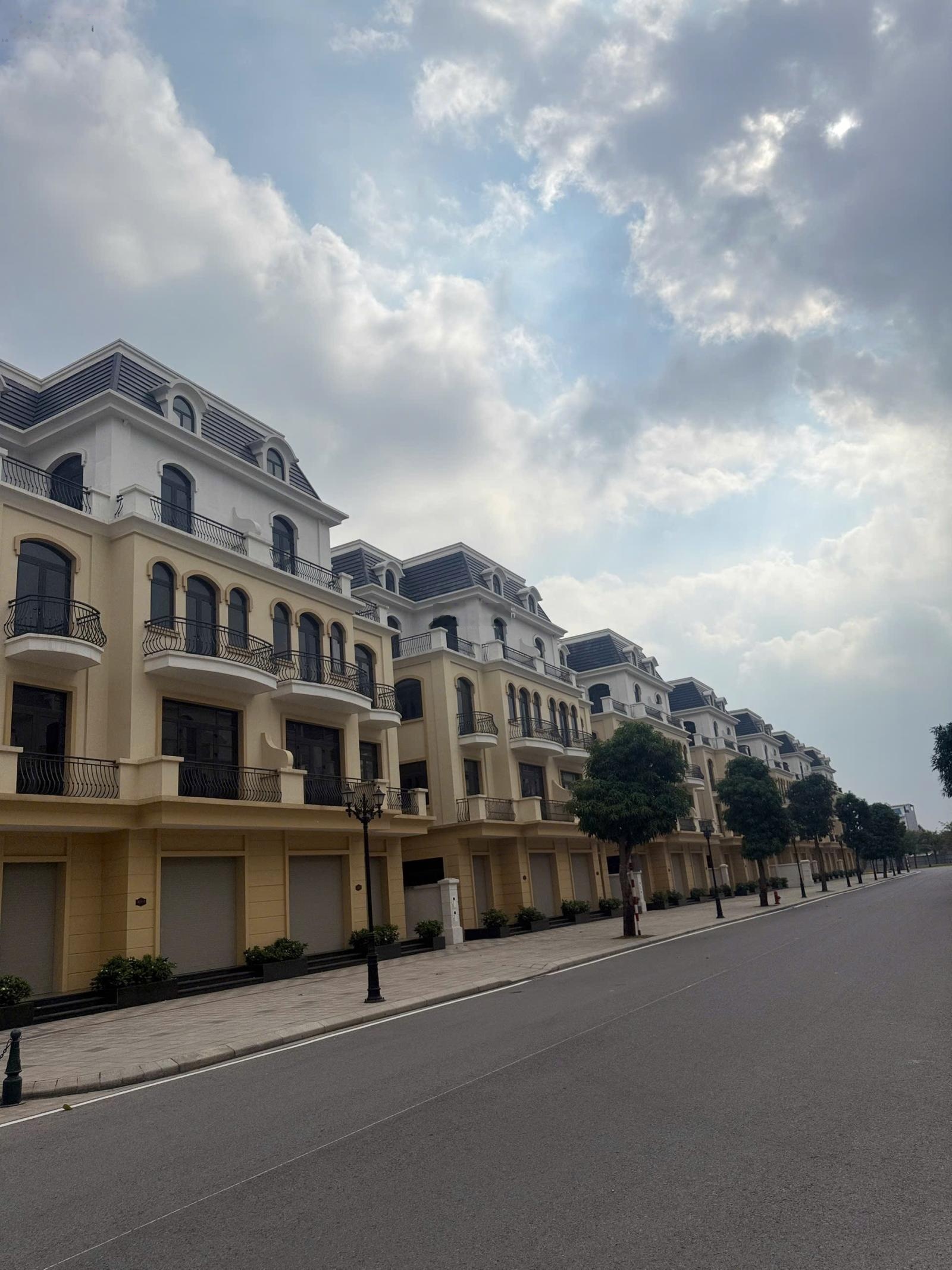 Cắt Lỗ Sâu Song Lập góc Kinh Đô dt 150m giá chỉ 2x tỷ Vin Ocp2. Mua được là thắng. LH 0942263669