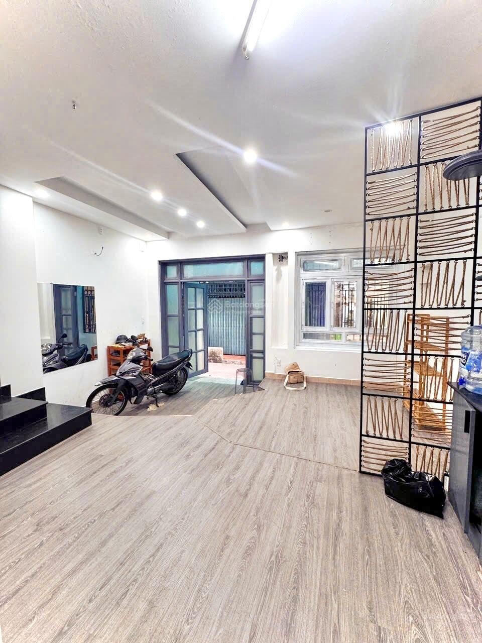 Phú nhuận-sát bên hẻm xe hơi huỳnh văn bánh-gần mặt tiền-6.xxt.