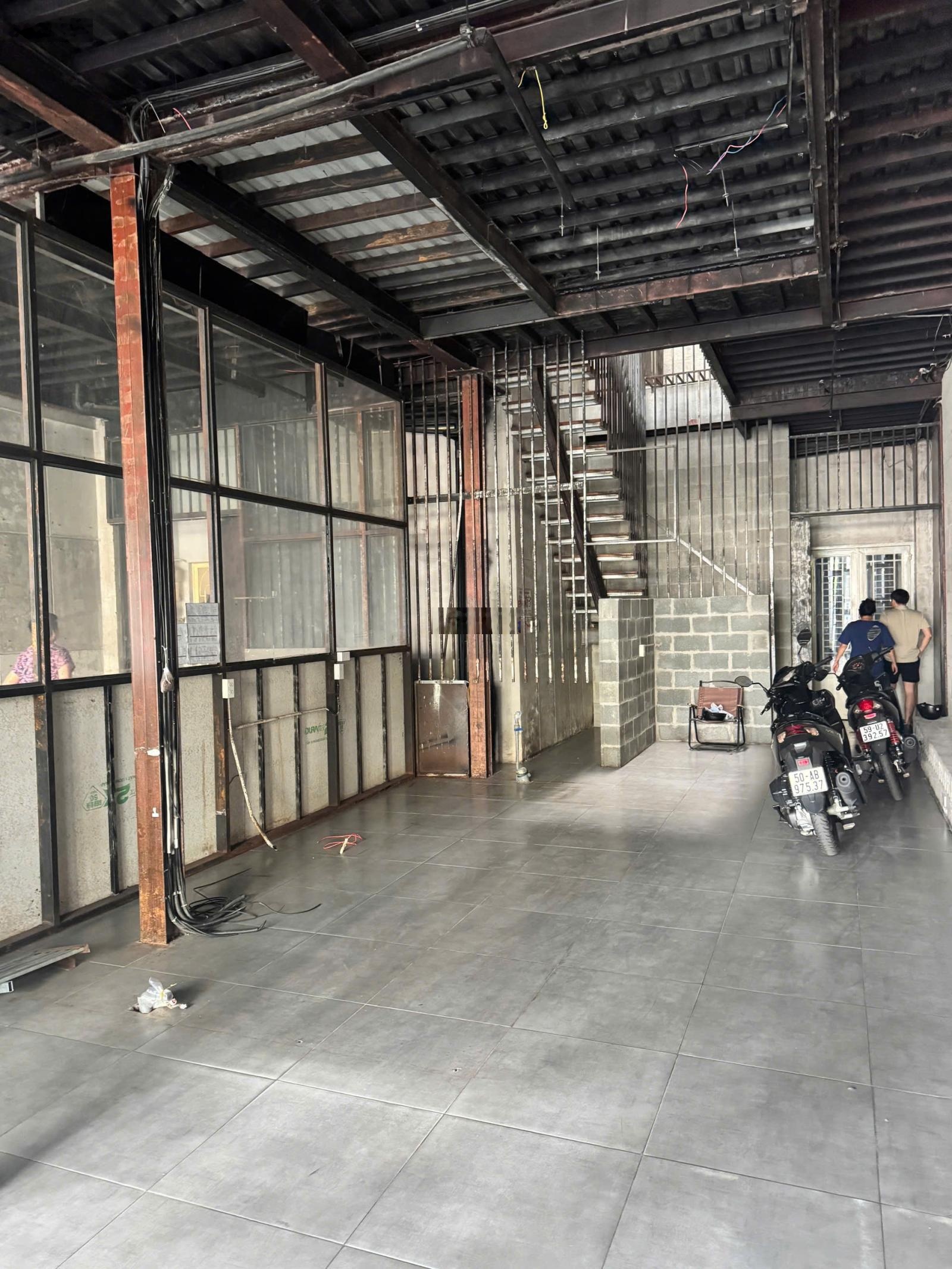 Cho thuê nhà mặt tiền Nguyễn Tri Phương, Quận 10 8,6x15m, 1 trệt 2 lầu, giá 100 triệu