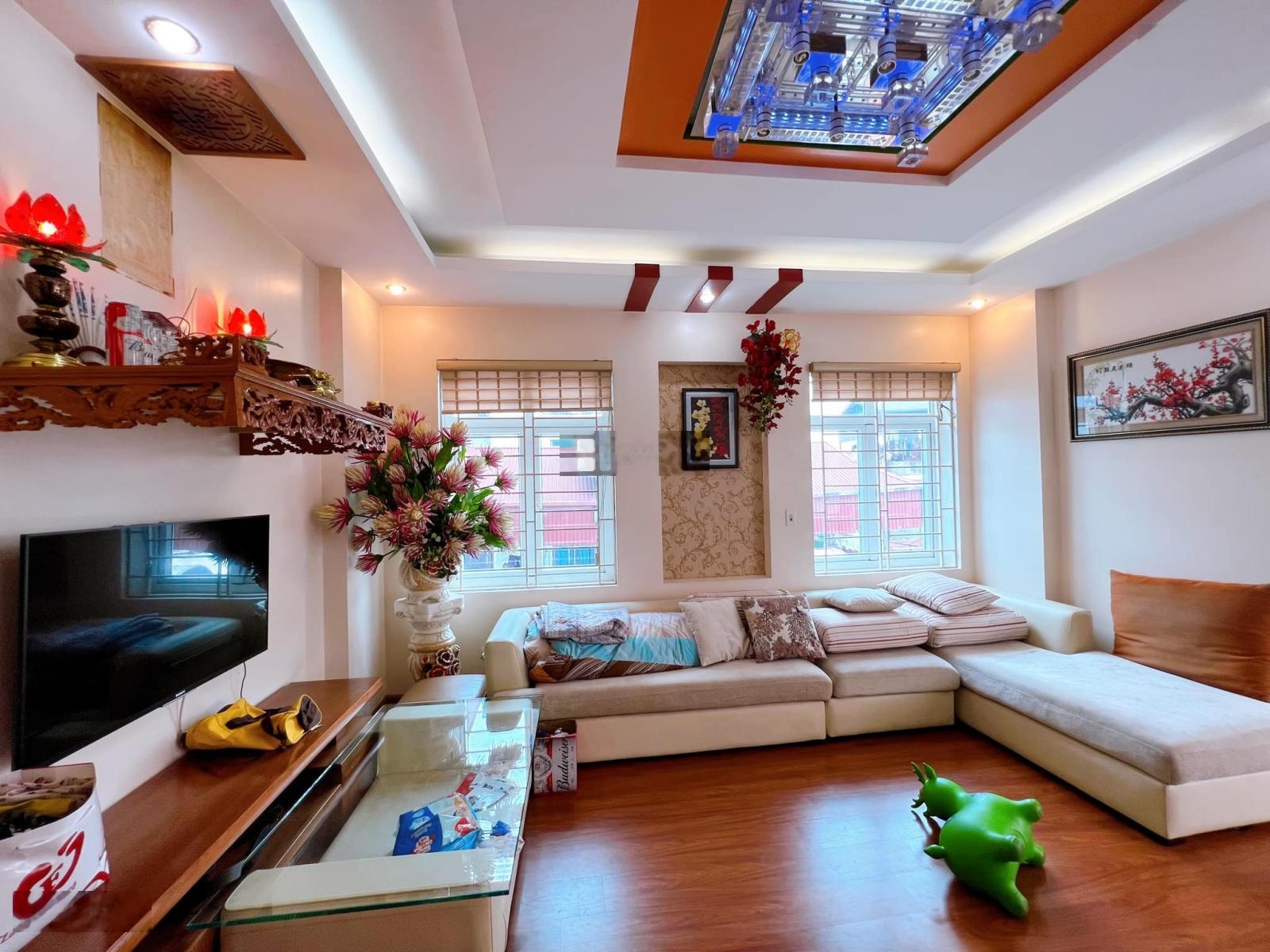 Bán nhà Trần Thái Tông, Cầu Giấy 56 m2, hơn 10 tỷ, 8 phòng, mới tinh, ô tô 24 chỗ đón đầu ngõ