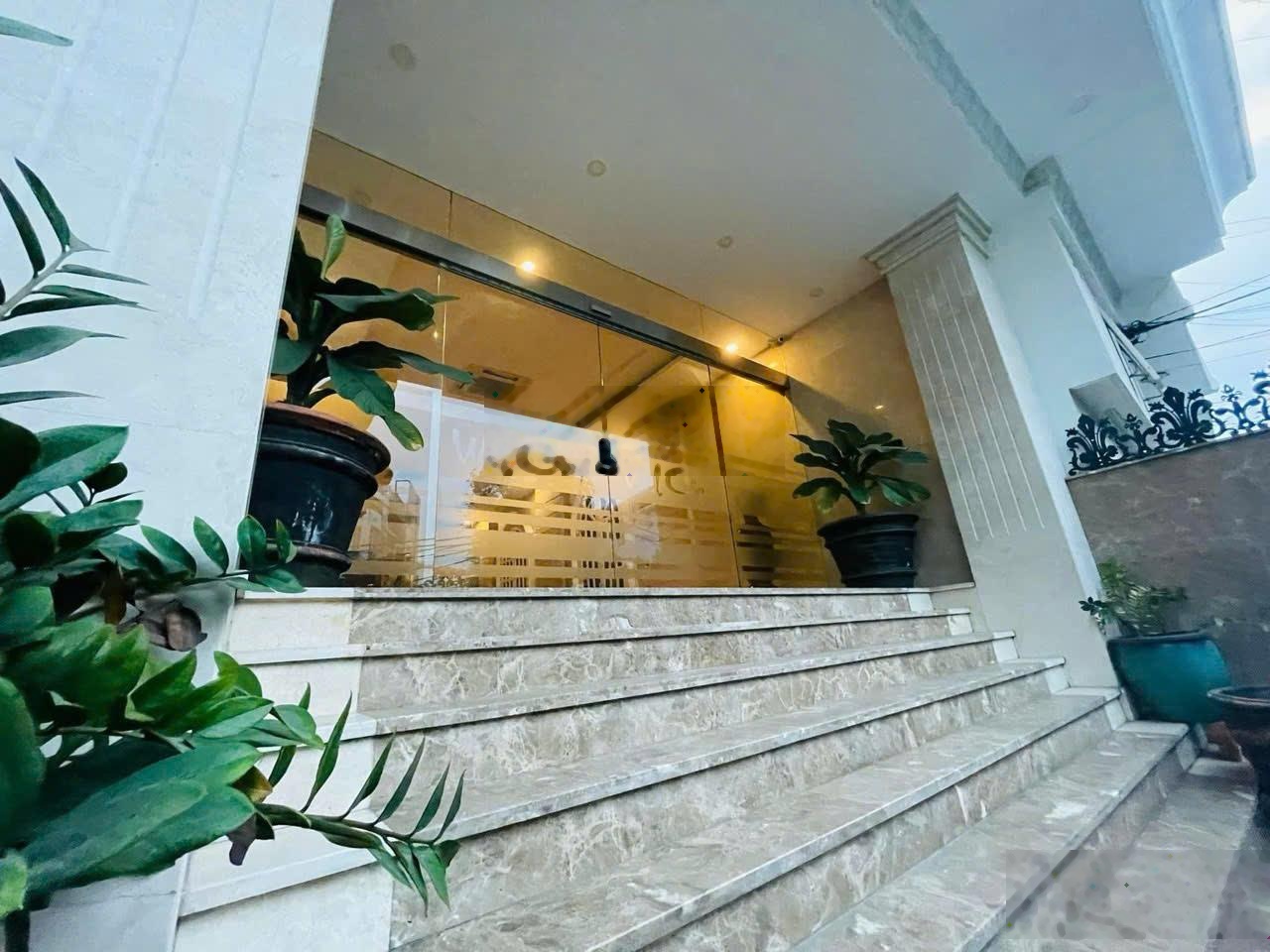 Kẹt Bank Bán khách sạn 7 tầng HXH Lê Văn Sỹ, P12, Quận 3 (DT: 7,5x18m) HĐT 200tr. Giá 47 tỷ