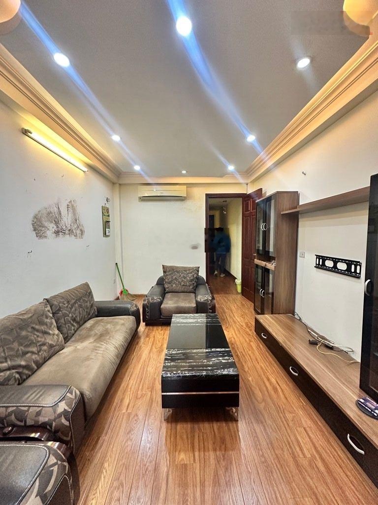 Chị Lan cần bán gấp nhà mặt phố Vĩnh Hưng .Thang máy,oto tránh , vỉa hè rộng .Kinh doanh đình