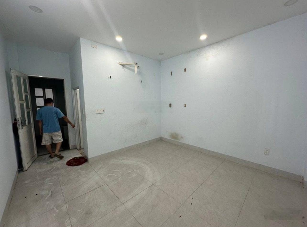 Bán nhà trống dọn vào ở ngay đường Bùi Hữu Nghĩa, P7, Quận 5 sổ riêng. Diện tích 50m2