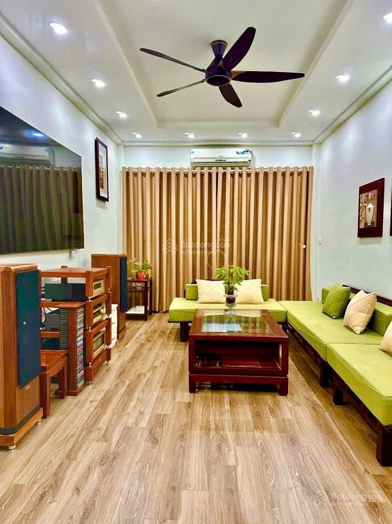 Bán nhà phố Lạc Long Quân, vuông vắn, mặt tiền rộng, ô tô chạy quanh nhà, 18 tỷ