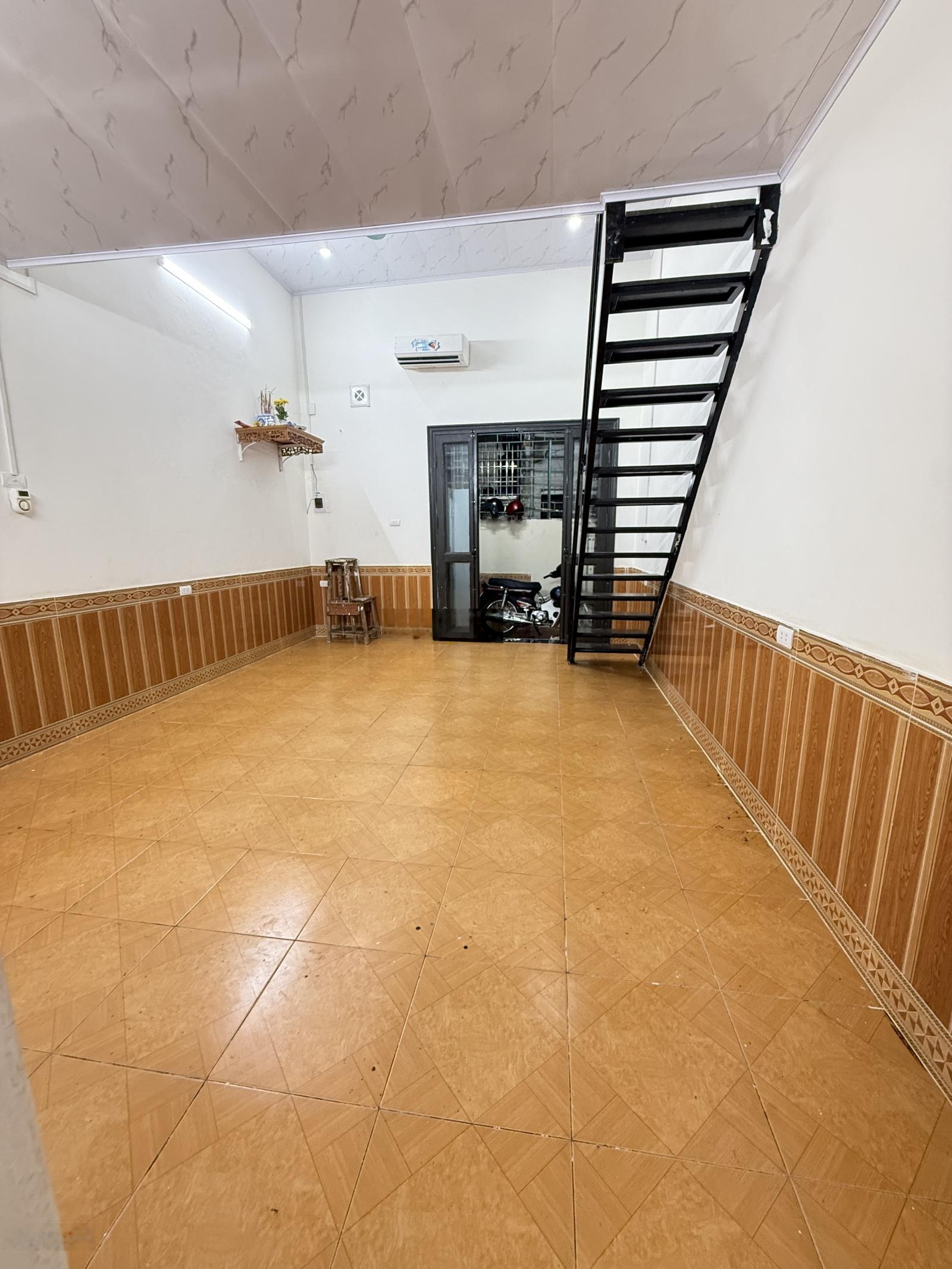 Sổ đỏ riêng - DT: 40m2 tại Vĩnh Hưng, giá 4.3 tỷ