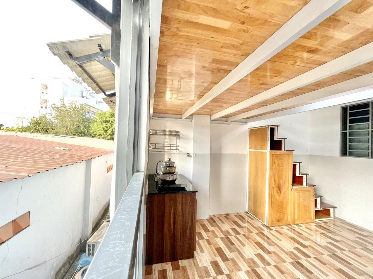 Phòng có gác cửa sổ lớn - thang máy gần chợ hạnh thông tây