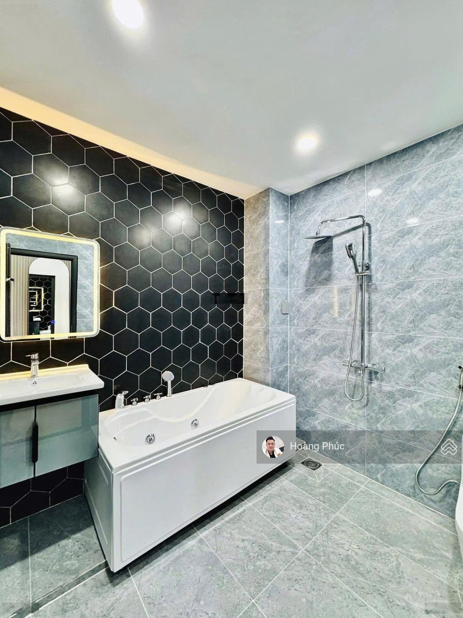 Bán nhà đang cho thuê 32 triệu/tháng, mặt đường Lý Tự Trọng - Q1, 4TỶ750/83m2, gần Vincom Đồng Khởi