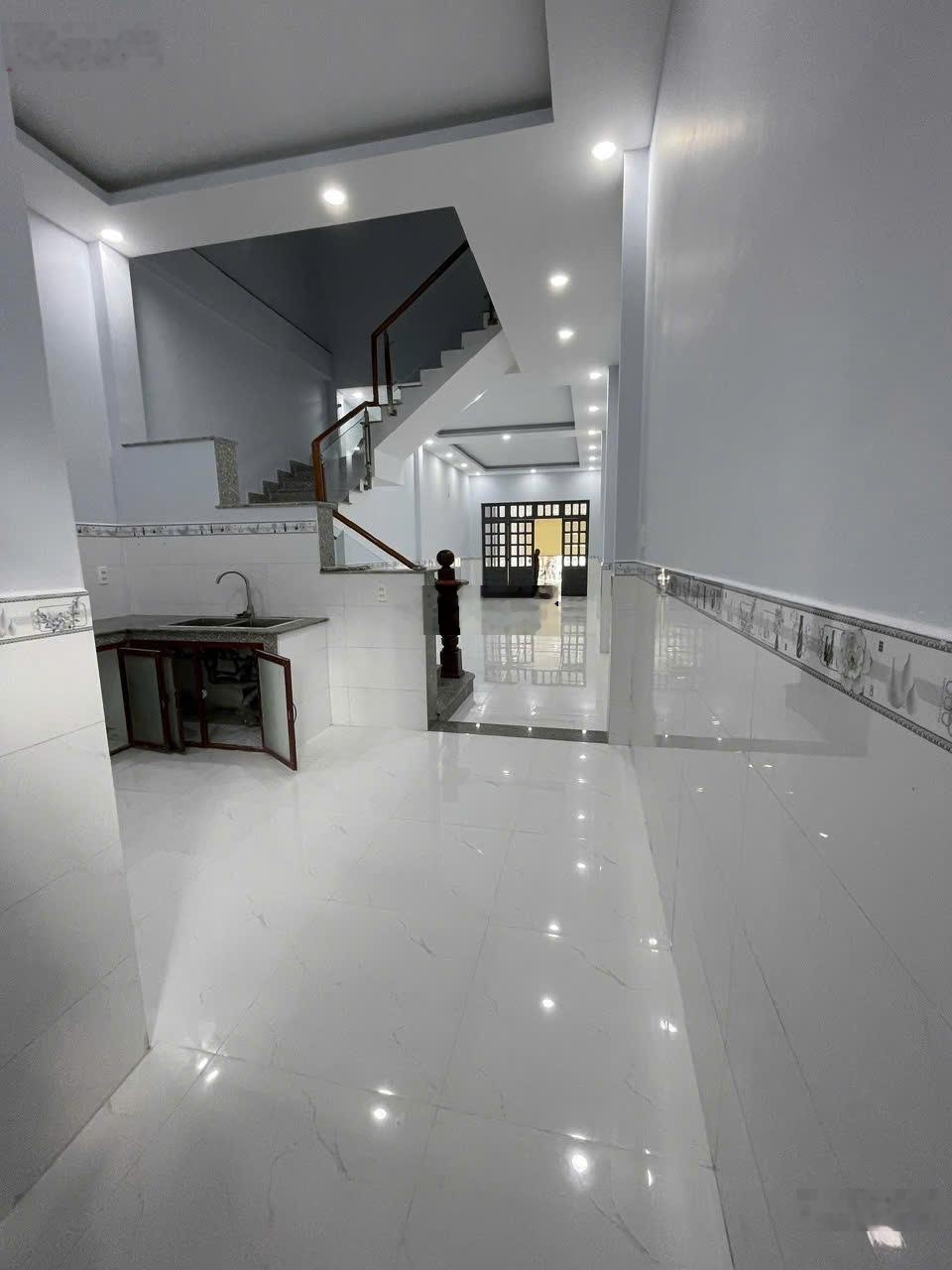 Bán nhà lê thị riêng mặt tiền chợ sầm uất hơn 100m2 chỉ 8ty