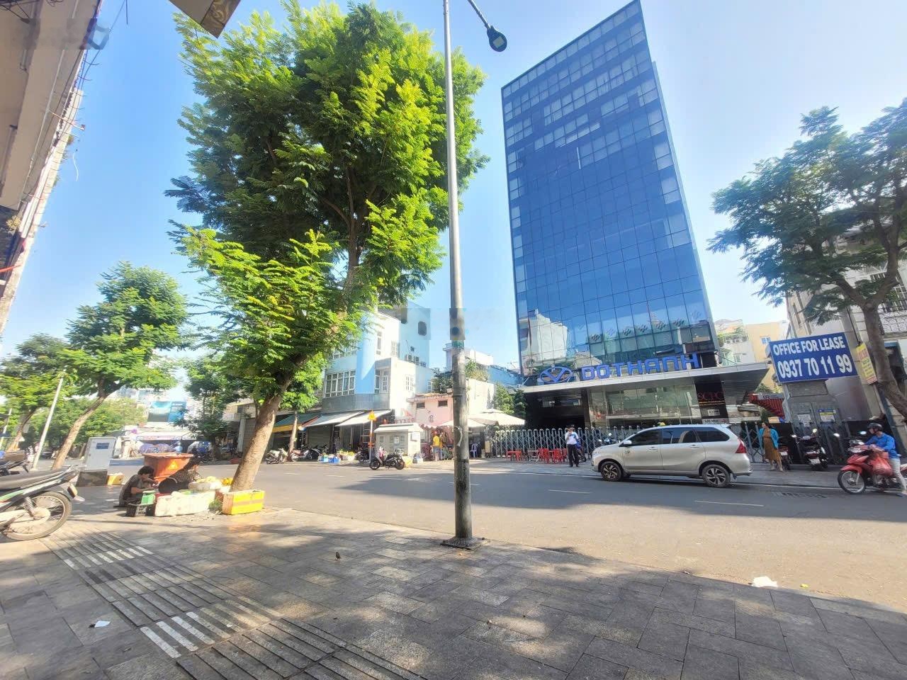 Mặt chợ Quận 1 giáp Nguyễn Huệ 1 trệt 1 lửng 3 lầu sân thượng ~75m chính chủ hơn 60 năm