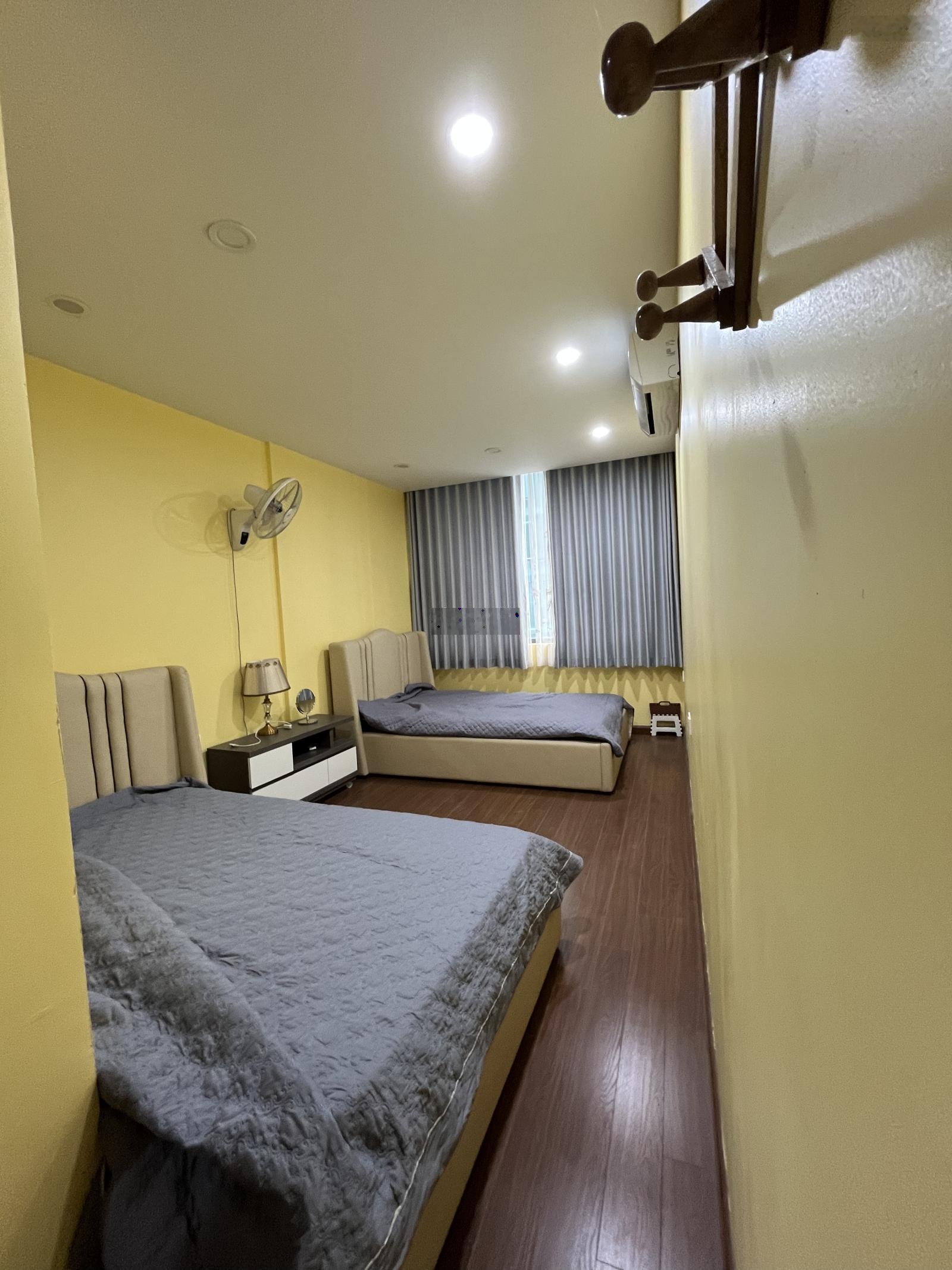 Cần chuyể nhượng căn hộ tầng trung diện tích 130m2 giá 135 triệu/m2 trong khu đô thị tiện ích