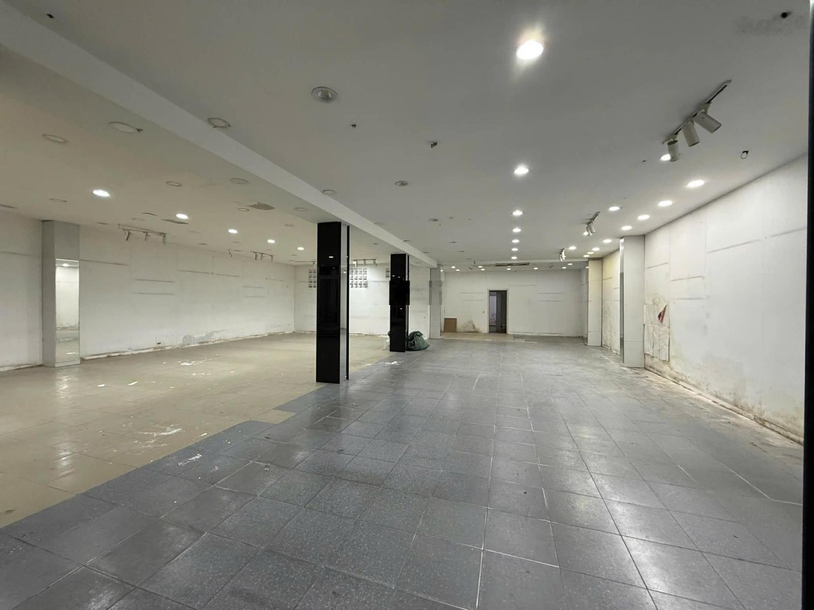 Cho thuê mặt bằng, mặt tiền lớn Huỳnh Tấn Phát, Tân Thuận Đông, Quận 7. Kinh doanh sầm uất nhất