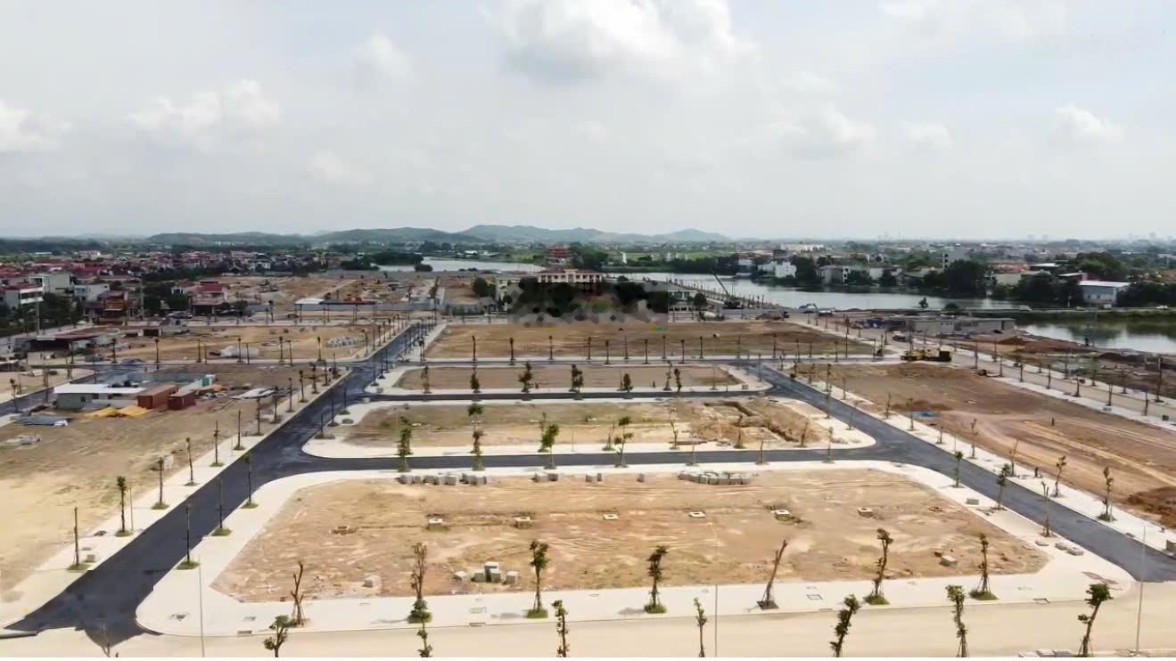 Em đang có 1 lô góc với 1 lô trục chính đường 20.5m đều rẻ nhất thị trường. Anh/chị quan tâm LH e ạ