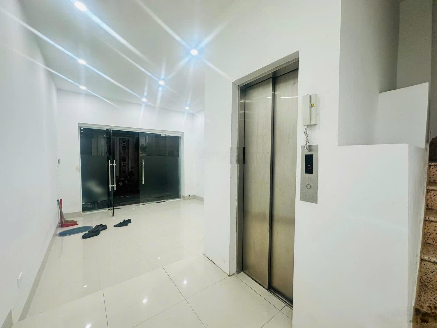 Sau đúng 1 dãy nhà Phố Giang Văn Minh, 7 tầng thang máy, Ở hay Kinh doanh Văn phòng tuyệt vời