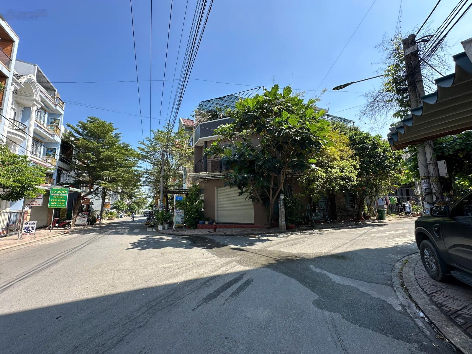 Chủ đi định cư nước ngoài cần bán gấp căn góc 2 mặt tiền, cổng vào của KDC, vừa ở vừa kinh doanh