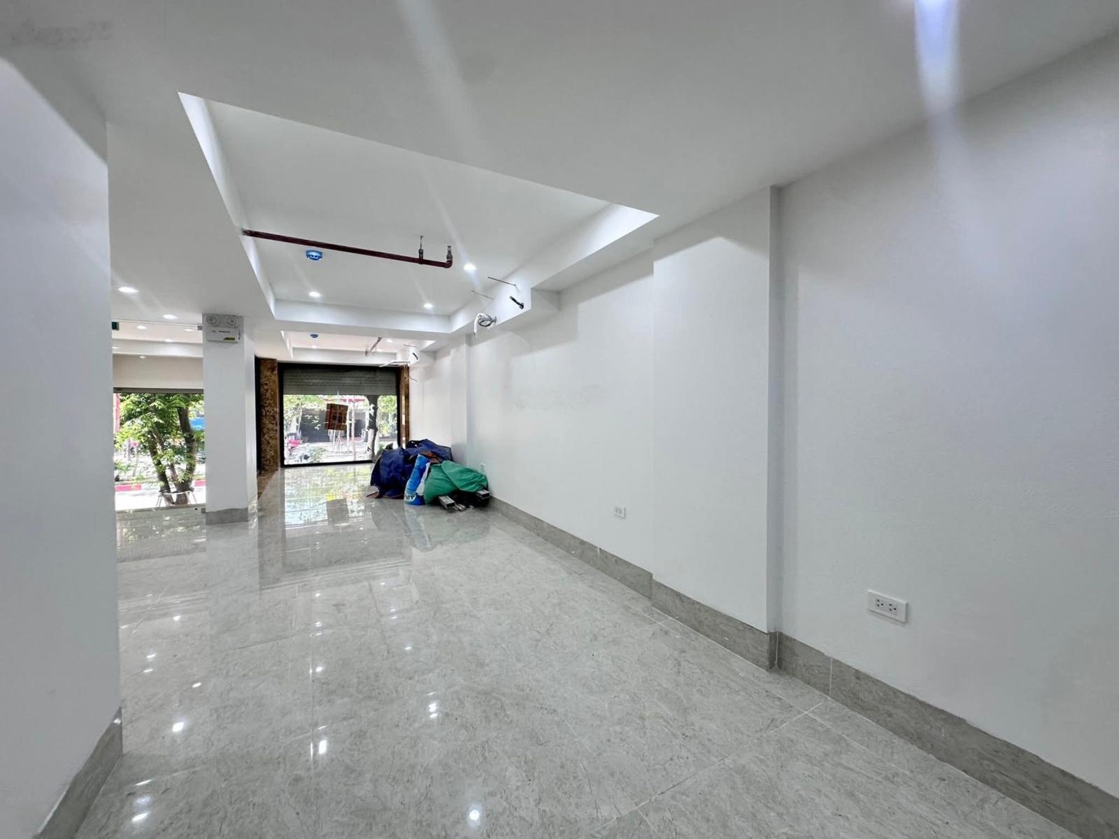 Cho thuê MBKD phố Bùi Thị Xuân - Hai Bà Trưng, dt 130m2 x 3 tầng, mt 6 m, 120 tr, thông sàn