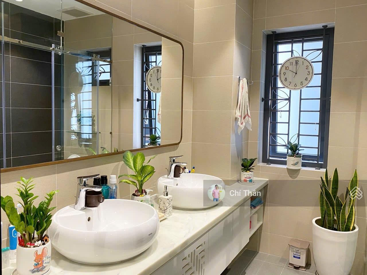 Cần cho thuê gấp nhà mới xây 5 lầu thang máy, đường Lý Thường Kiệt quận 10,giá chỉ 35tr (hình thật)