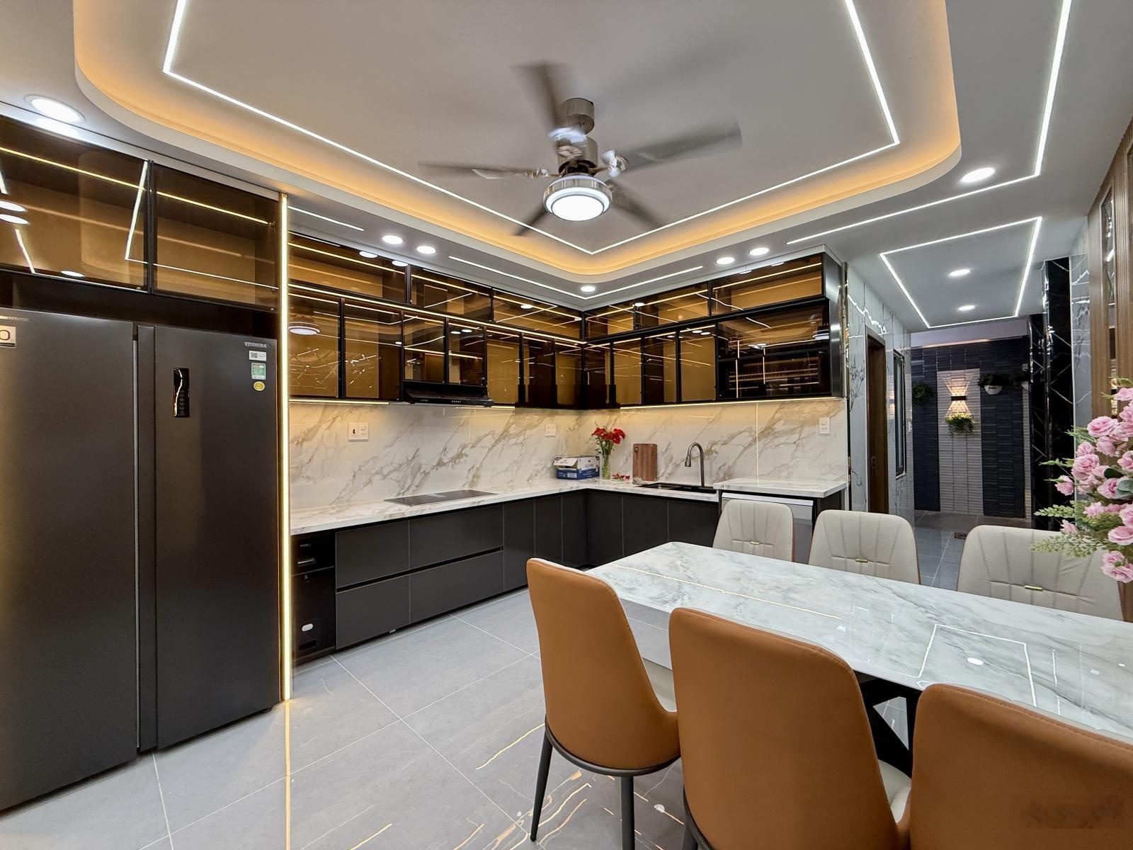 Nhà Có Thang Máy và Phòng Ngủ tầng trệt, DT:4Mx20M, Lửng, 3Lầu, 5PN, 6VS, P.thờ, P.Xông hơi.