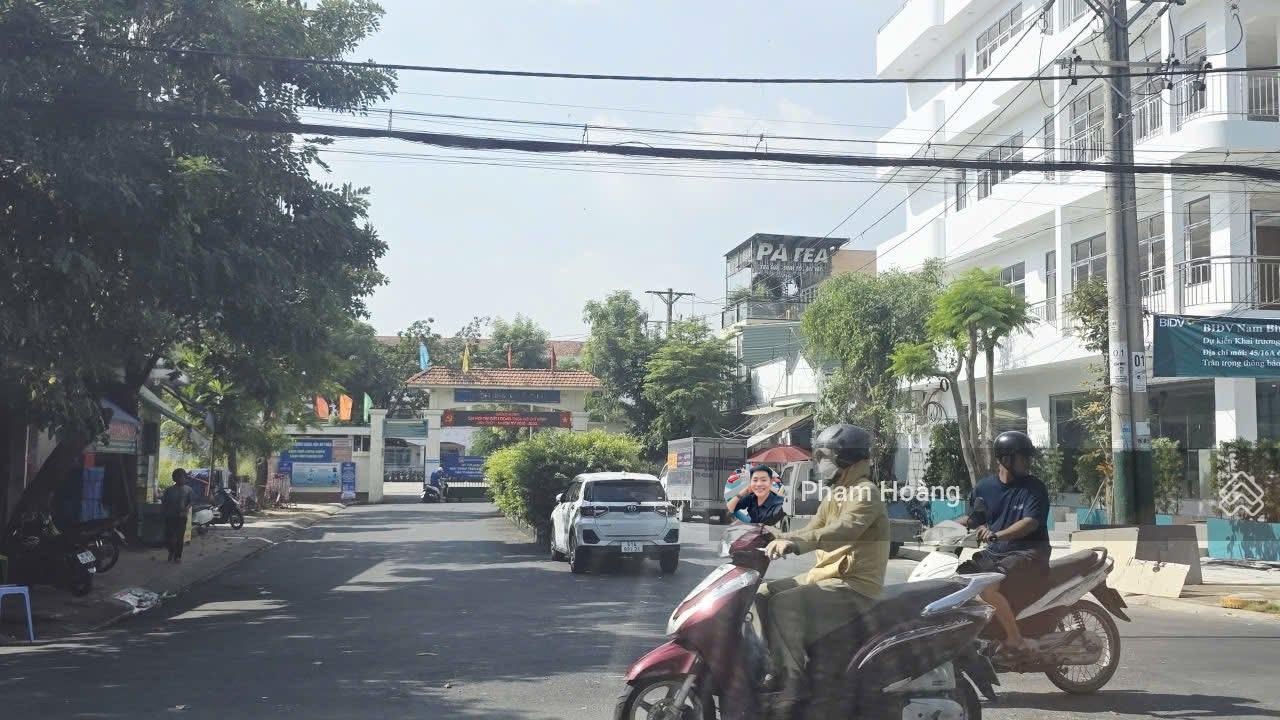 Bán mặt tiền kd siêu thị mini, nhà sách,trung tâm dạy học nhà lầu trệt dt 100m ngay cổng trường học