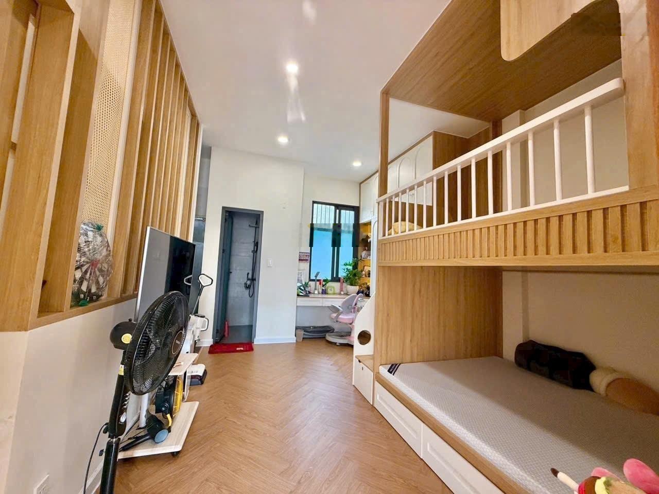 Nhà 2 mặt tiền bên hông gigamall phạm văn đồng