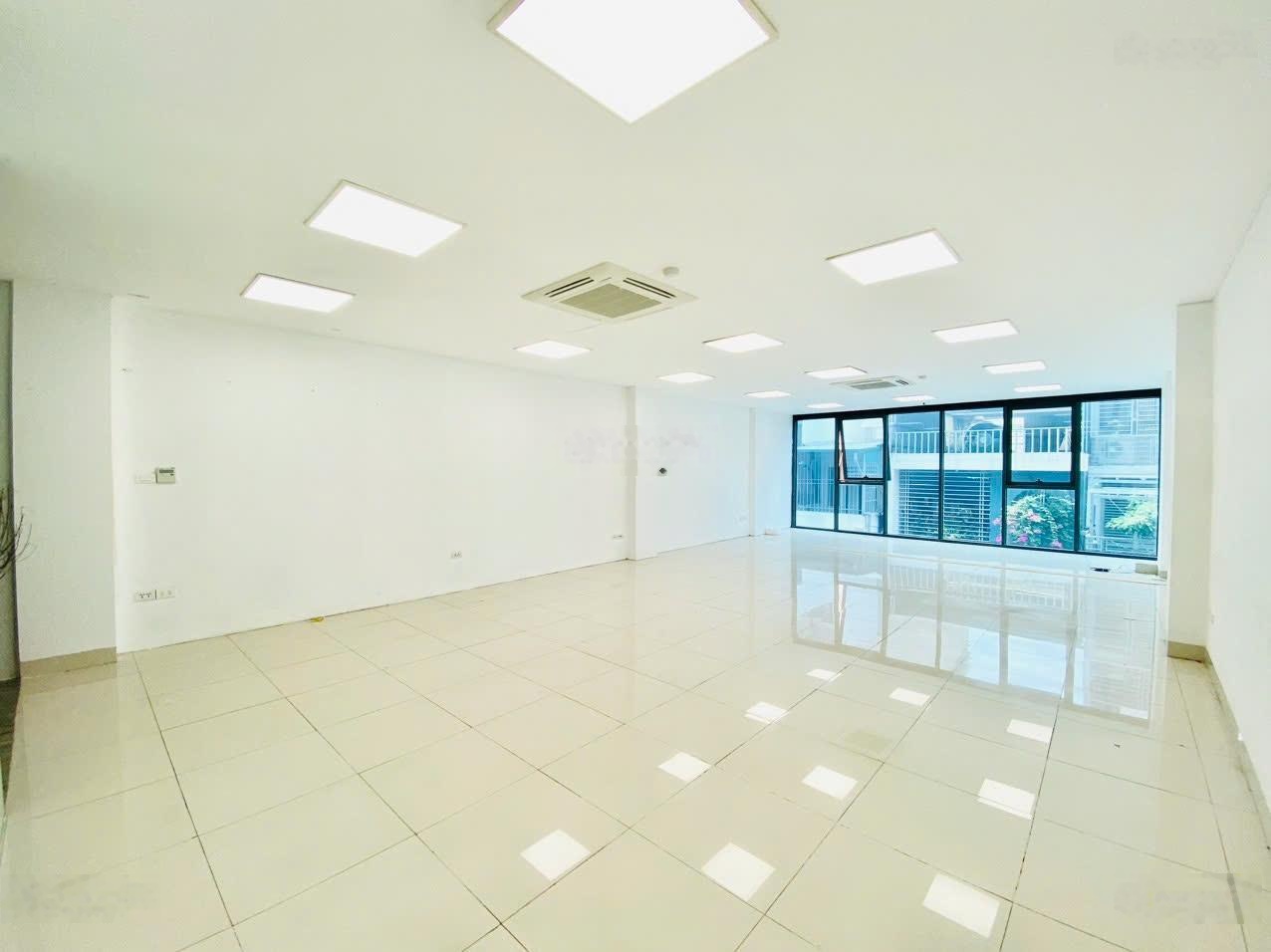 Cho thuê nhà mặt phố Hoàng Quốc Việt, Cầu Giấy, MT siêu rộng, DT: 360m2, với giá cực ưu đãi!