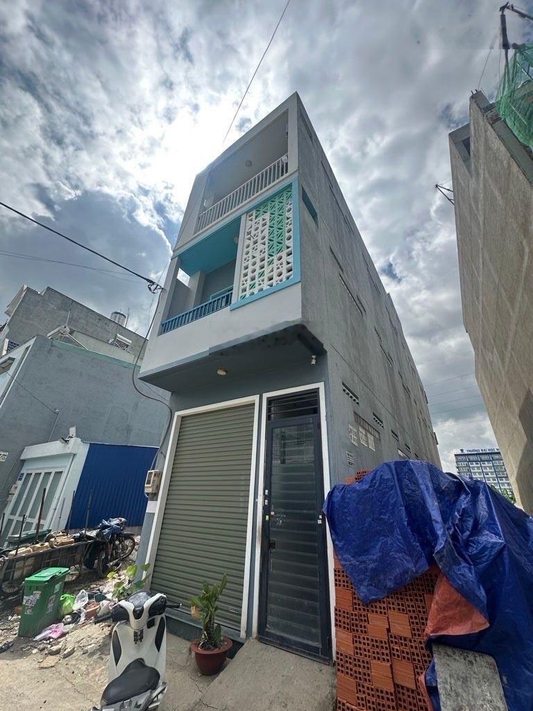 CHDV 3 tầng. 12 phòng. 120m2. Cho thuê 44tr/th. Đối diện ĐH Nguyễn Tất Thành. 8.x tỷ