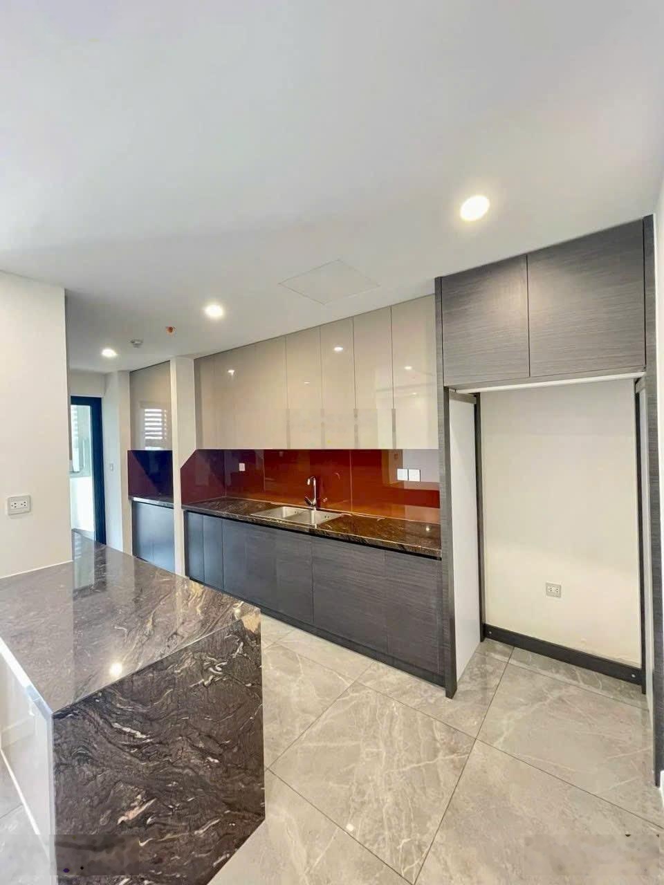 Cho thuê căn hộ Sunshine Diamond 2PN +1kho, 2wc, chỉ 15triệu bao phí quản lý, căn góc 2 ban công