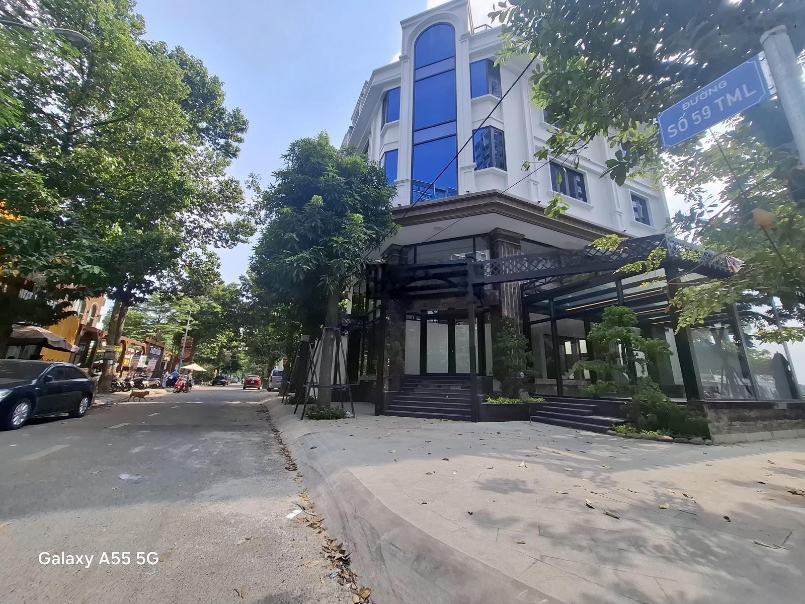 Cho thuê nhà góc 2 mặt tiền tạ hiện quận 2 dt 15x18m, 4 tầng