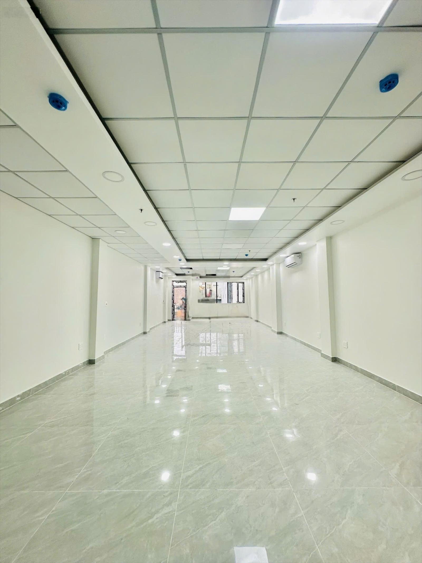 Siêu phẩm ốp kính mặt tiền phó đức chính ngang 6m có thang máy, pccc đầy đủ giá 6x