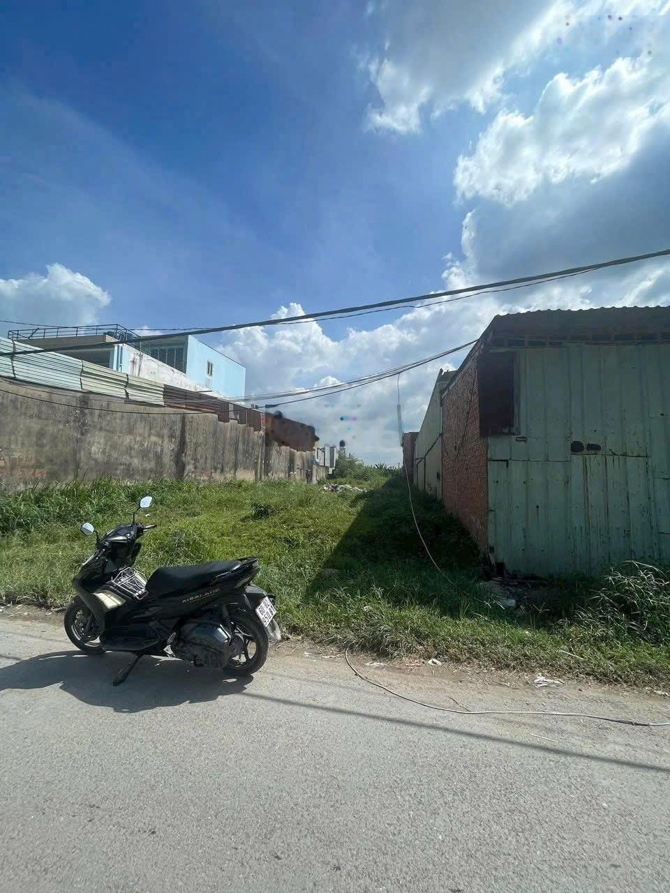 Hạ 300tr. bán đất sổ đỏ riêng 5*39m mặt tiền đường liên ấp 2-6 vĩnh lộc a