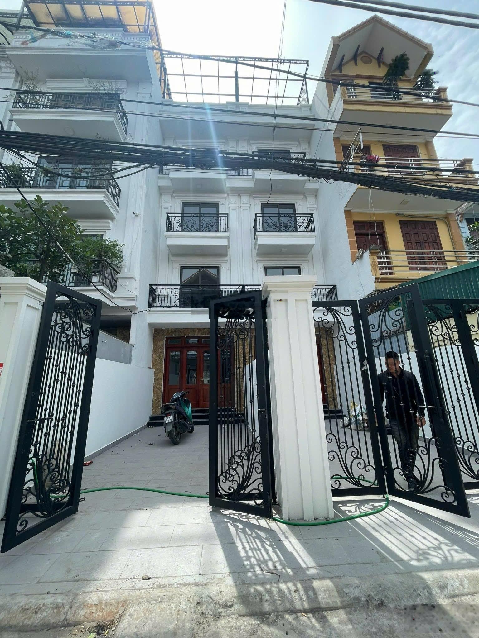 Chính chủ bán nhà 90m2x5T xây mới Phúc Lợi đường thông xe 16 chỗ giá 15tỷ LH: 0902132489