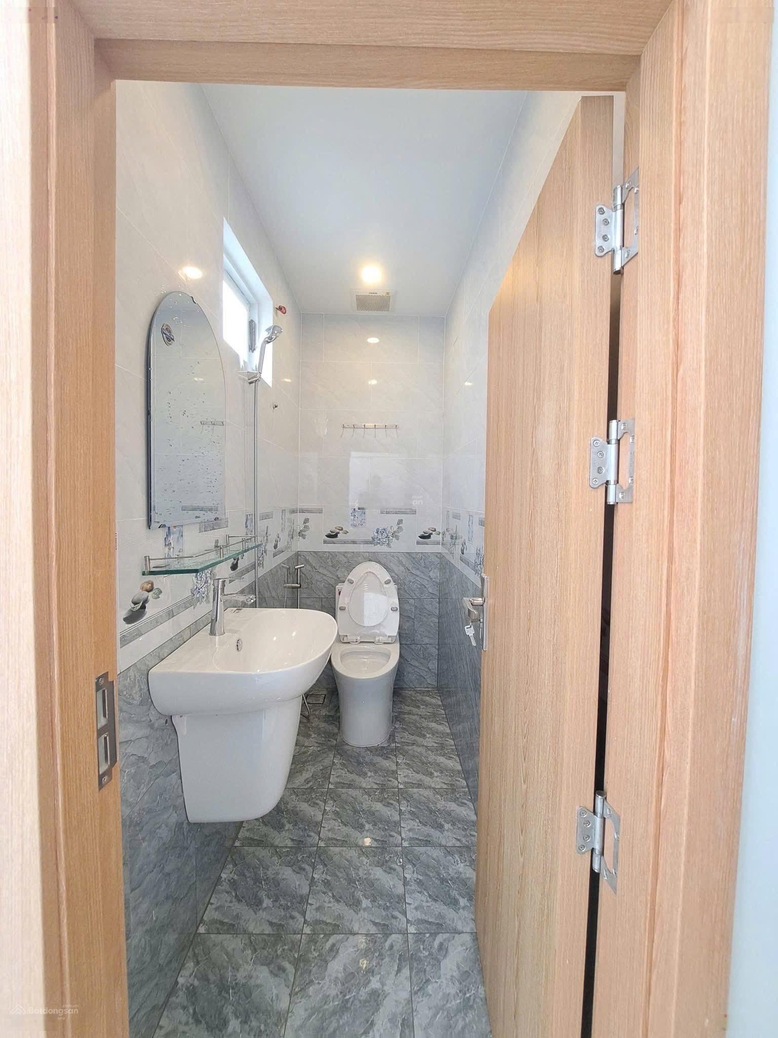 Nhà lầu đường số 10 Linh Chiểu ngay VinCom Thủ Đức sau trường Lê Quý Đôn hẻm thông khu dân cư