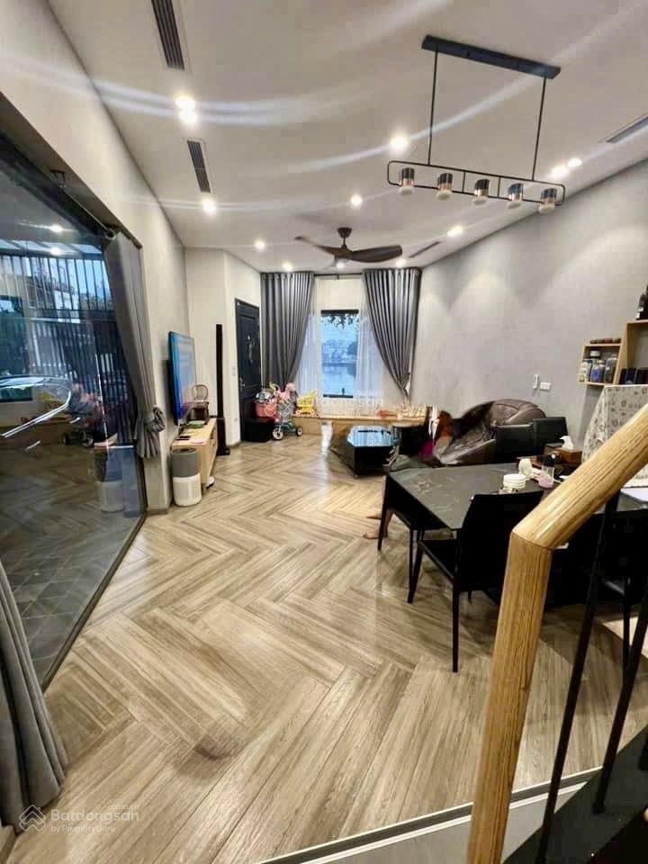 Bán nhà lô góc - view hồ - đường thông ô tô vỉa hè rộng -98m2 - mt 9,1m - sđcc 0962015528