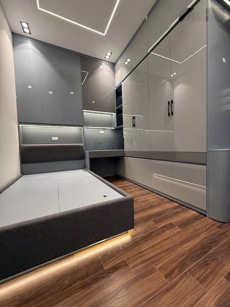 Nhà dân xây - mặt ngõ thông - nằm sát ngã tư phố huế, vị trí trung tâm trường ĐH - nội thất đầy đủ