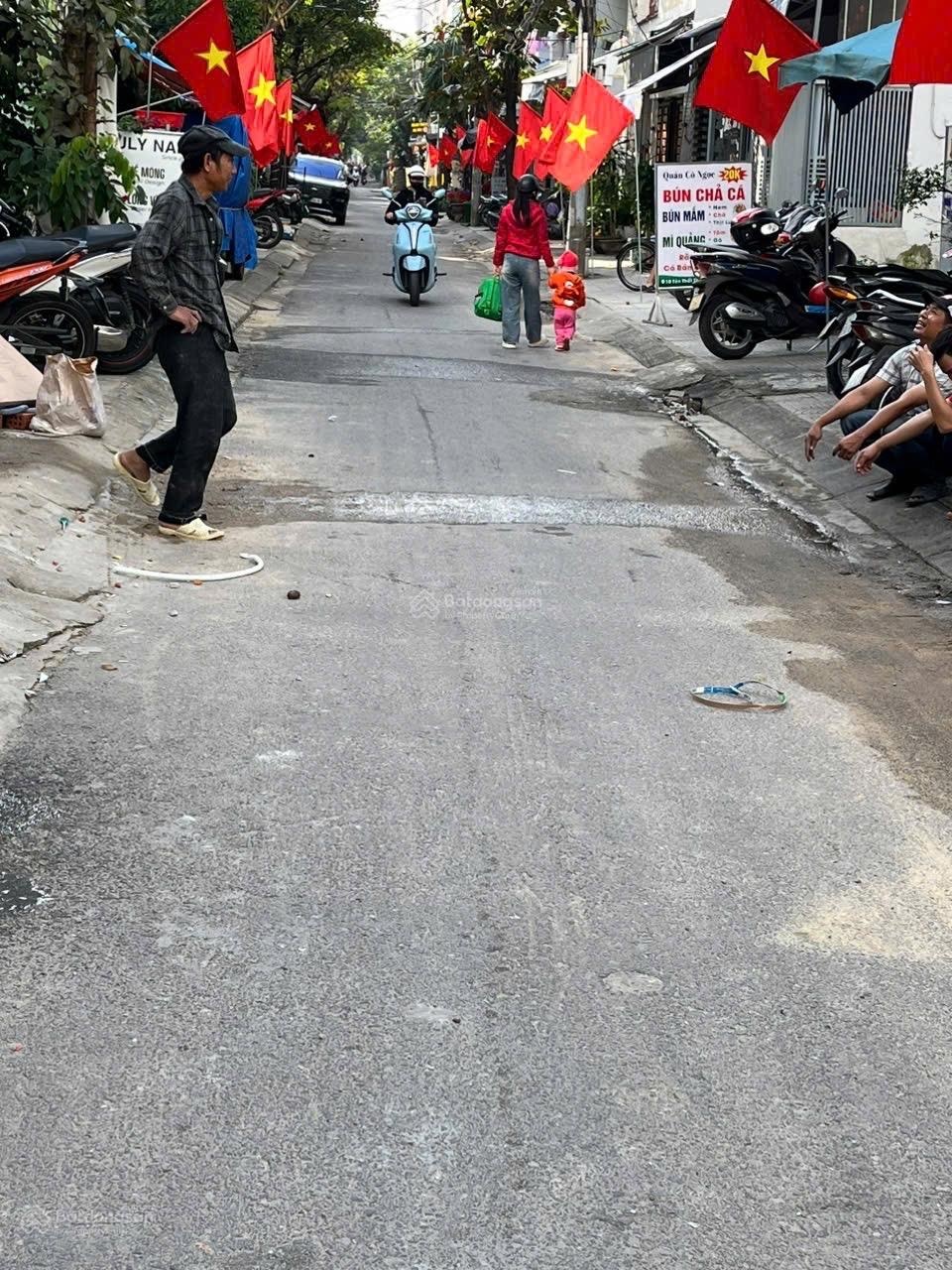 Bán gấp nhà MT Tôn Thất Thiệp DT: 65m2, đường 3.75m, vị trí: Gần khu phố An Thượng 19