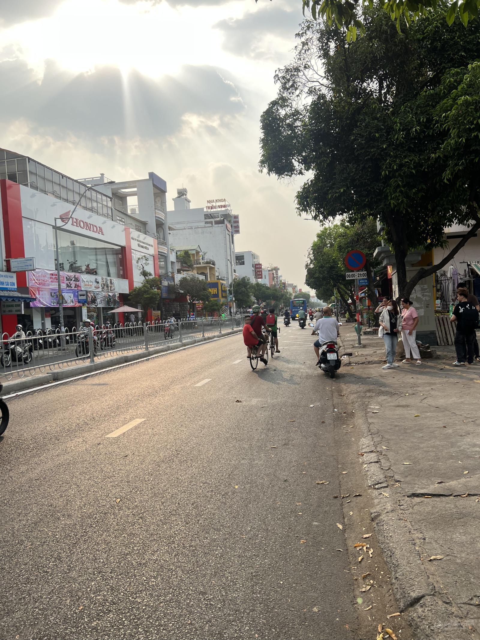 Bán nhà mặt tiền Nguyễn Sơn. Dt: 4mx18m 3 Lầu vị trí kinh doanh đẹp nhất đường