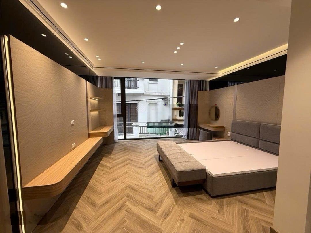 Bán nhà phố Lê Hồng Phong gần ngay Chợ Hà Đông, 41m sổ nhà 5 tầng thang máy, đường oto, kinh doanh.