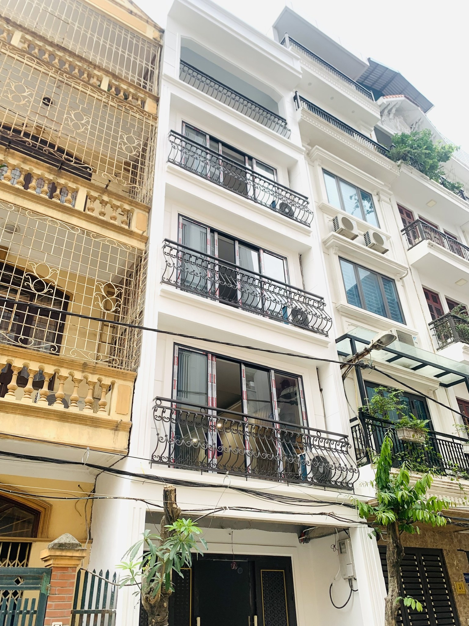 Nhà Phùng Chí Kiên 60m2, ô tô tránh, mặt tiền gần 5m, sổ vuông vắn giá 20 tỷ