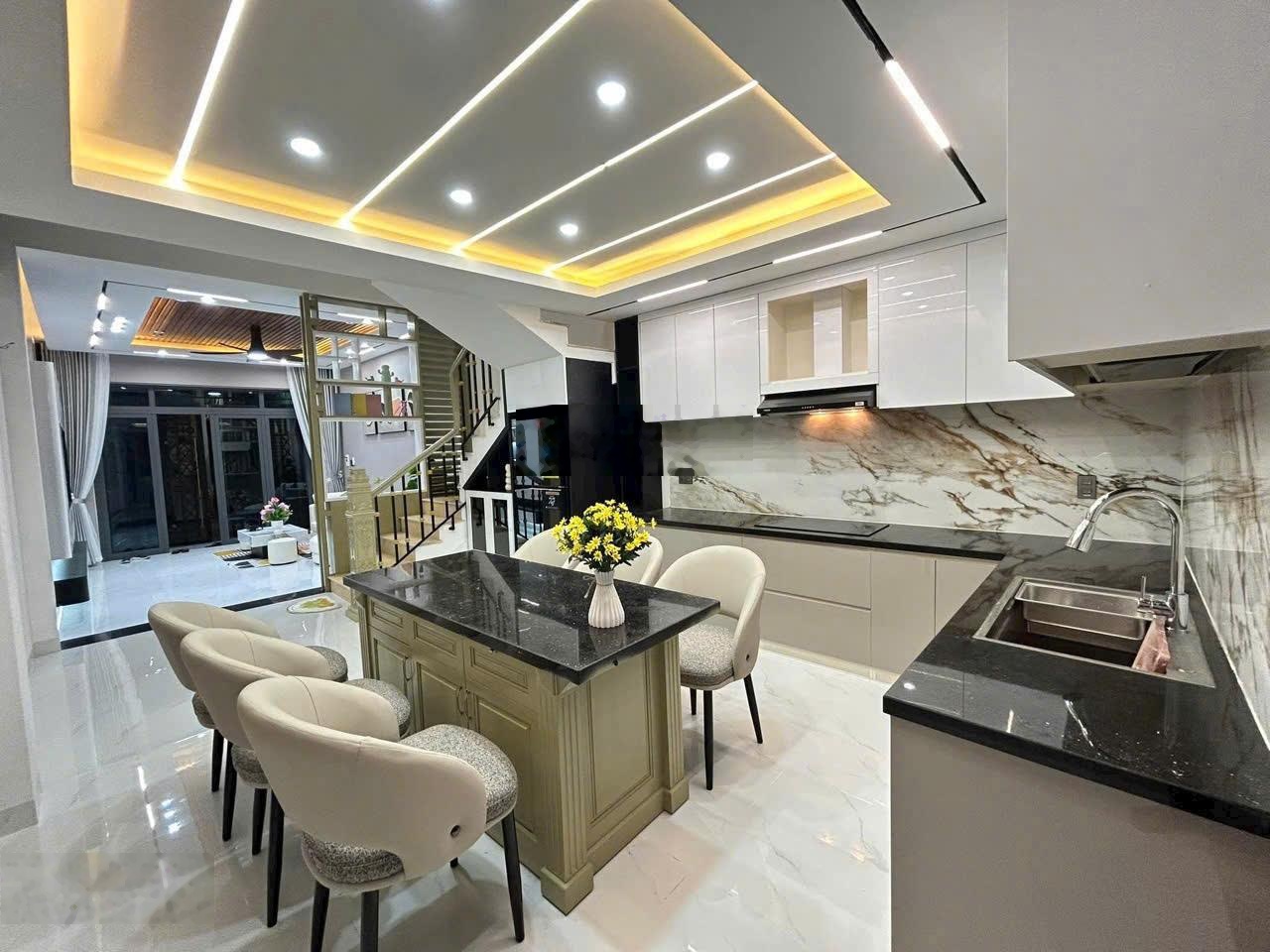 Bán gấp nhà 3 tầng kiên cố kiệt ô tô, vị trí đẹp, khu dân cư an ninh, đủ tiện ích, ban công thoáng