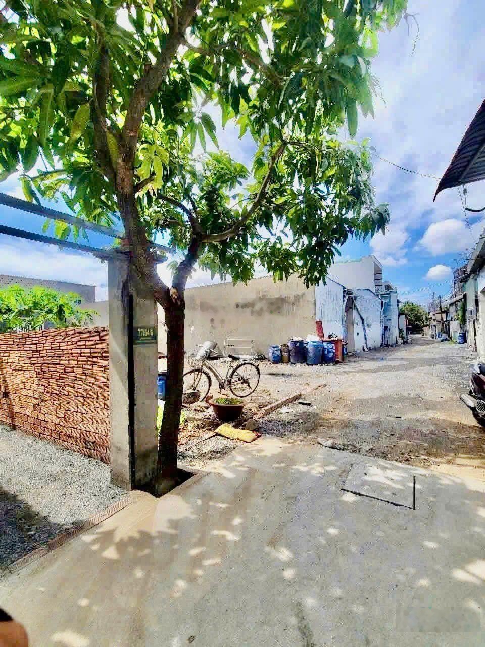 Bán đất ngay sân vậnđộng đông hòa dĩ an bduong gần trường chợ, Go, giá 4ty650 dt 110m lh 0906309279