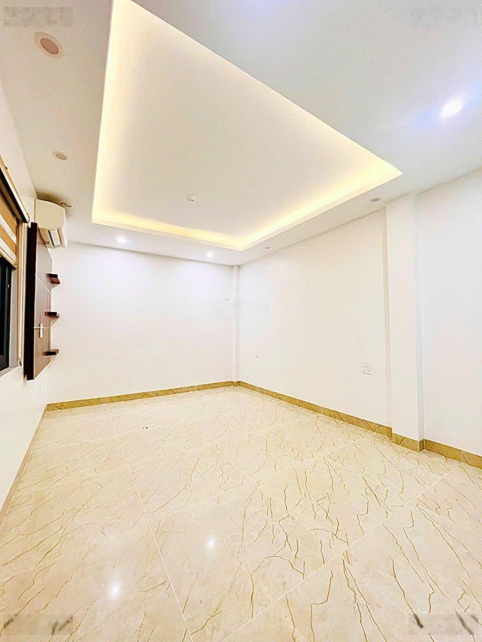 Cho thuê nhà mặt phố Nguyễn Văn Lộc - Hà Đông, dt 95m2 x 4 tầng, mt 5 m, giá 50 tr, thông sàn