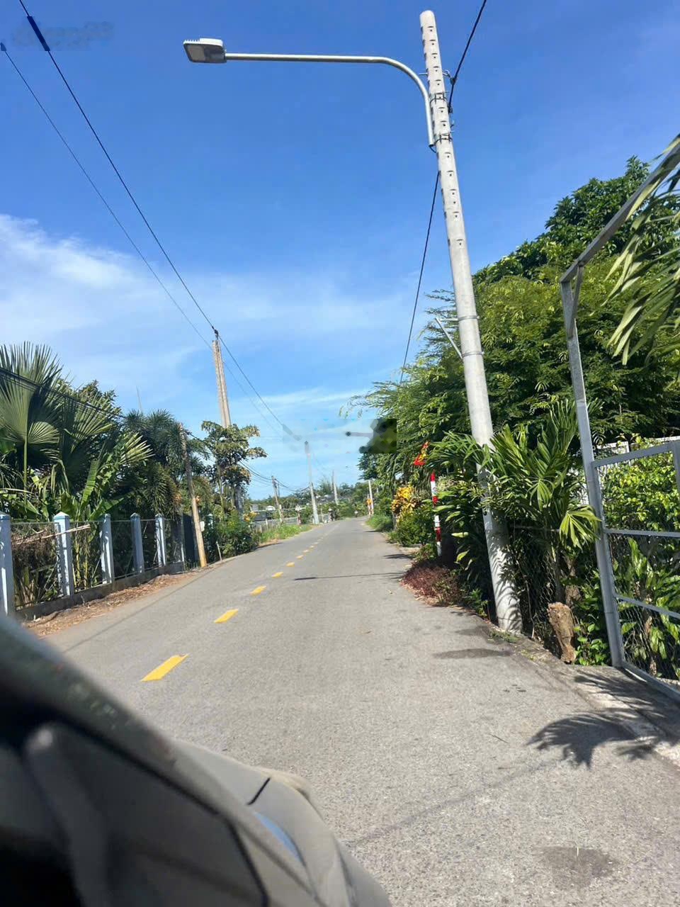 Bán lô đất nằm trong khu dân cư đông kín cách ql55 chưa tới 500m giá chỉ 580tr liên hệ em ngay ạ