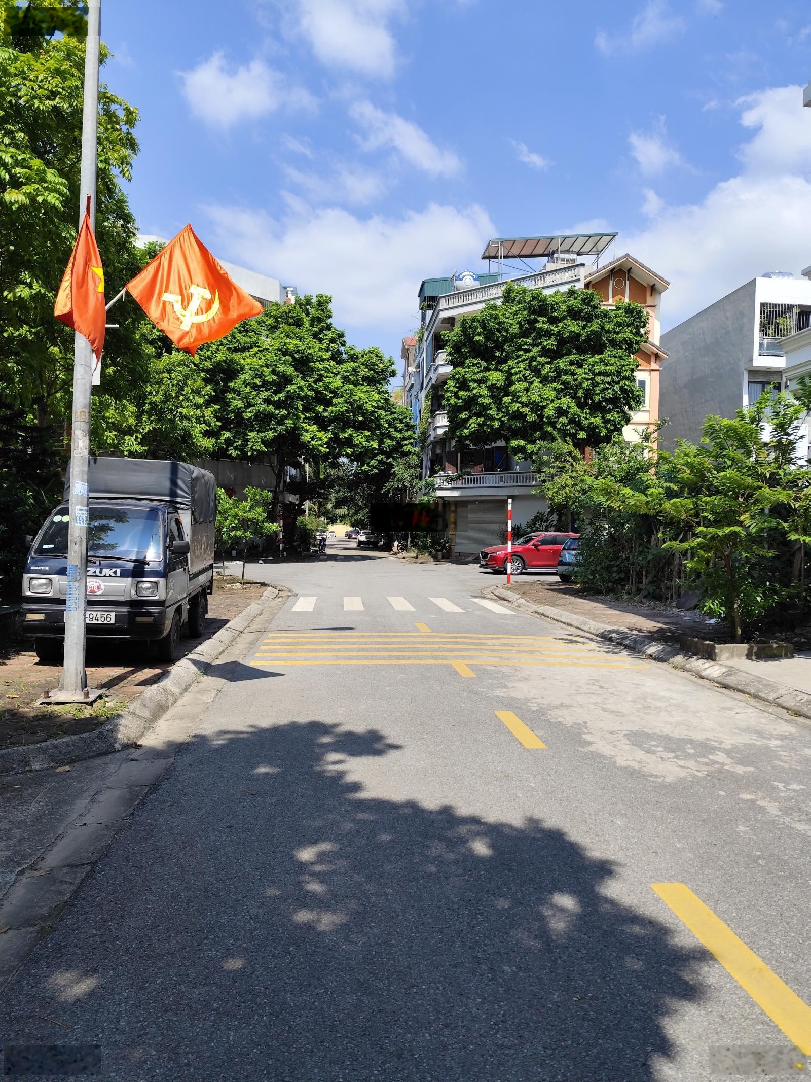 Bán đất tái định cự giang biên 90m2 , mt 18m lô góc 2 mặt tiền vỉa hè ôtô tránh giá 18,8 tỷ .