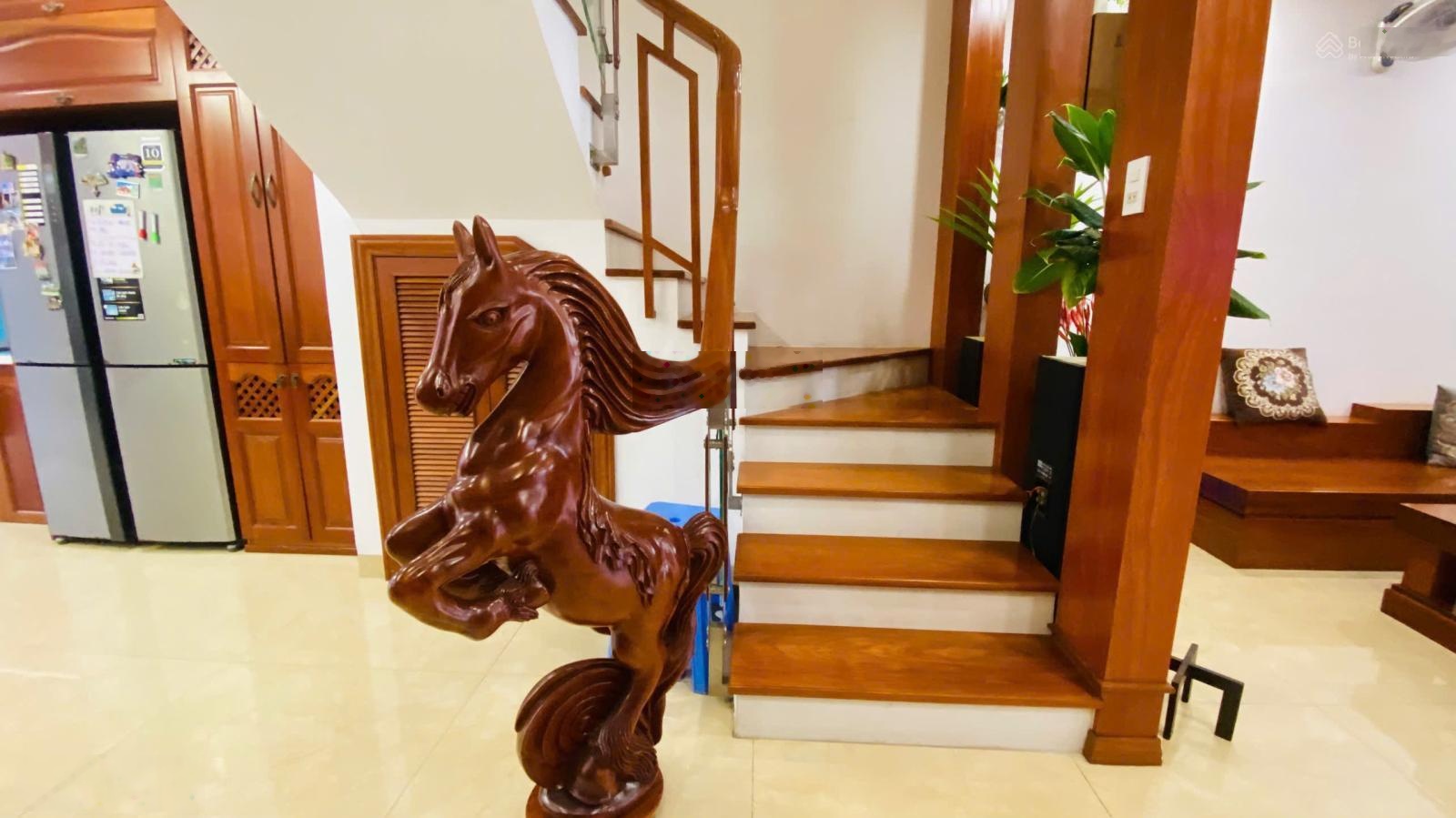 Anh Thành kẹt tiền bán căn nhà đang ở, tặng lại nội thất gỗ gõ đỏ nhập khẩu sịn, có hầm để oto