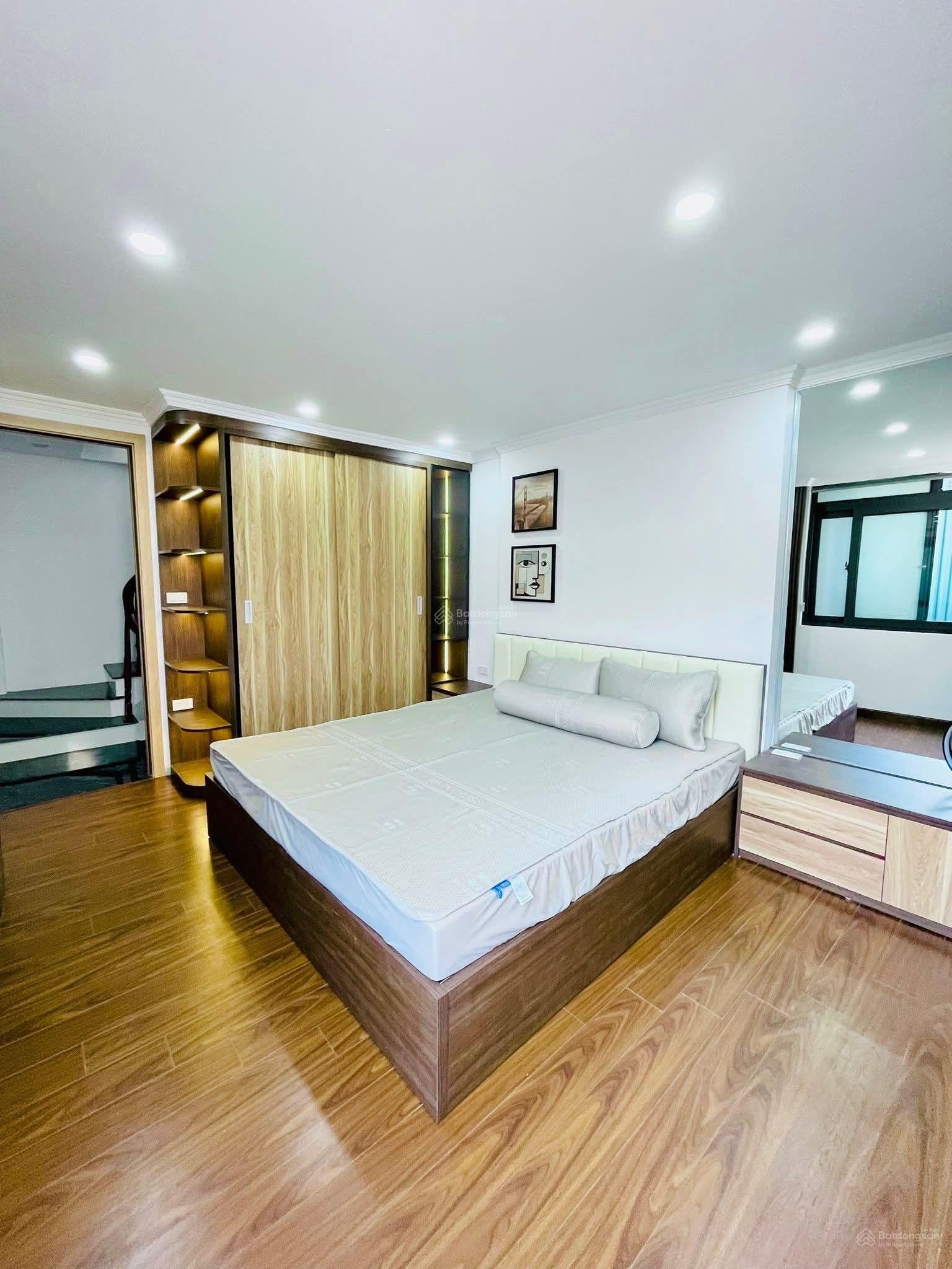 Bán nhà phố LaThành, ngõ nông xe ba gác tránh ,gần ô tô,15m ra phố tặng nội thất 38m2 x 5T