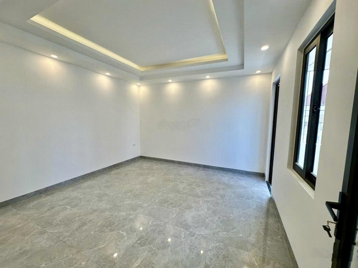 Hàng hiếm! Nhà phố Nguyễn Lương Bằng, thông sang Trần Hữu Tước, gần hồ Xã Đàn, an ninh dân trí cao