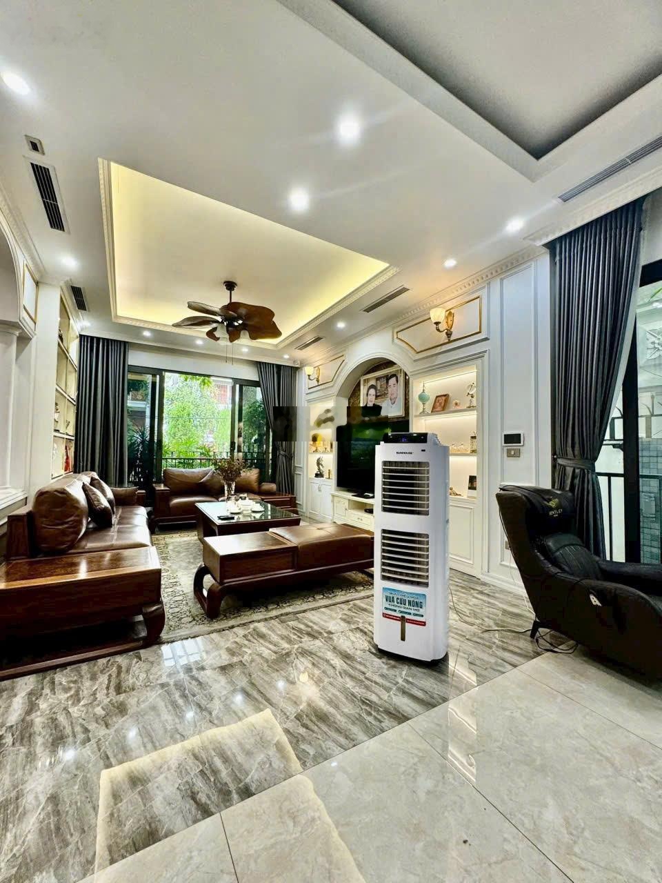 Chính chủ bán nhà 51 ngõ 206 Cổ Linh đối diện AEON Long Biên - 80m 8 tầng đường ôtô tránh thông.