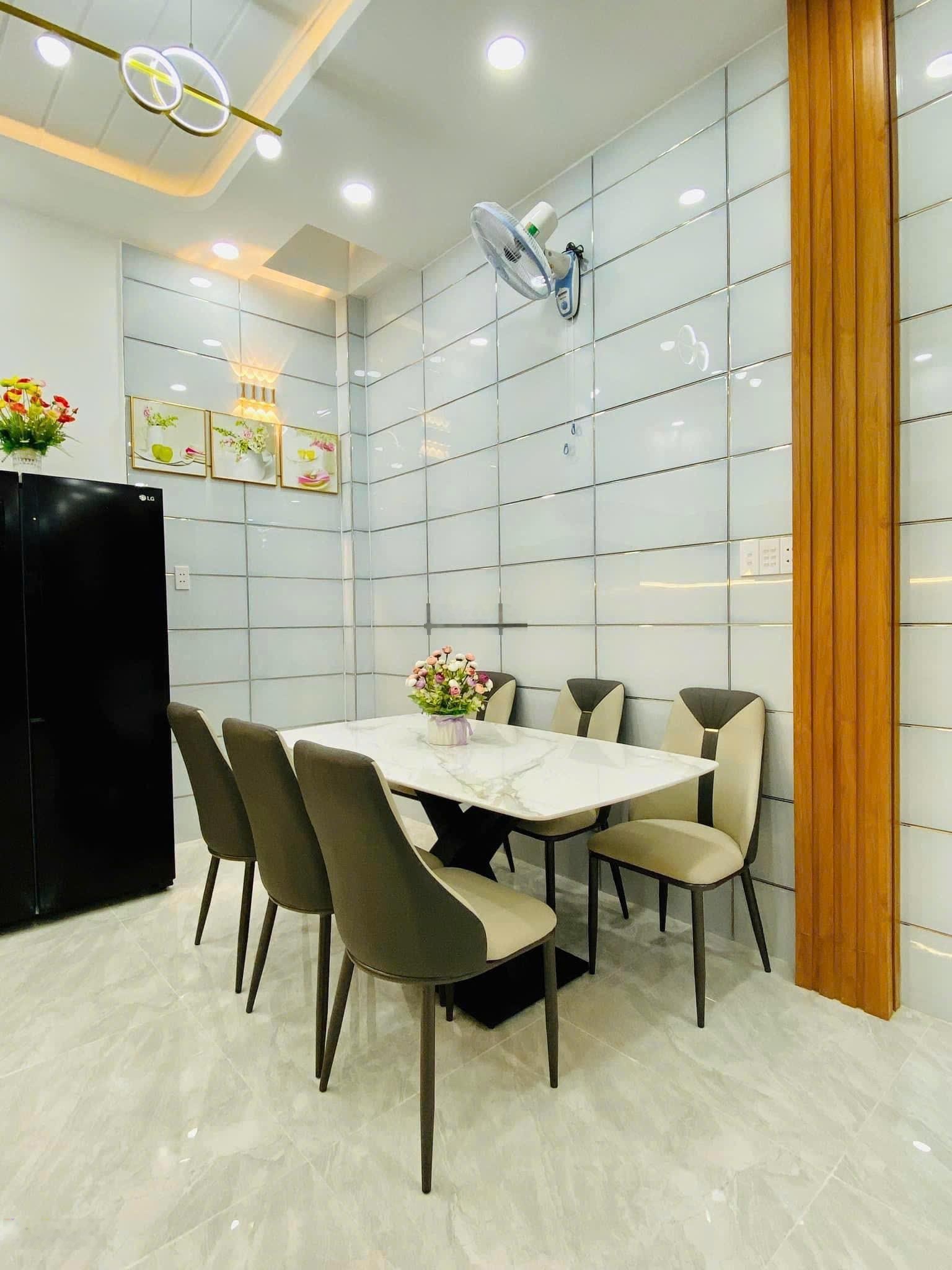 Bán nhà 42m2 Lê Quang Định, Bình Thạnh xây dựng 4 tầng. Gần chợ Bà Chiểu. Hẻm 6m. Sổ riêng