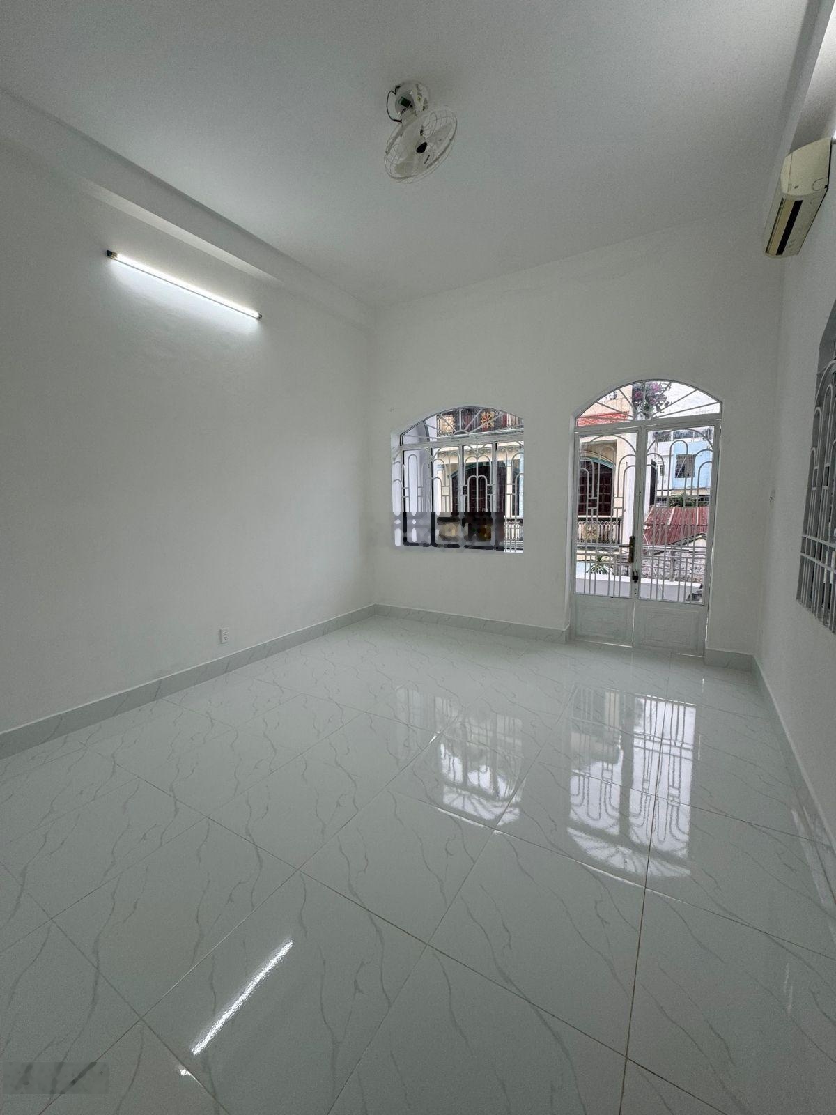 Bán nhà riêng 3 tầng,DTCN 93m2, 5.7x19m, 4PN, 3WC, đường Lê Đức Thọ, P17, giá hơn 8 tỷ