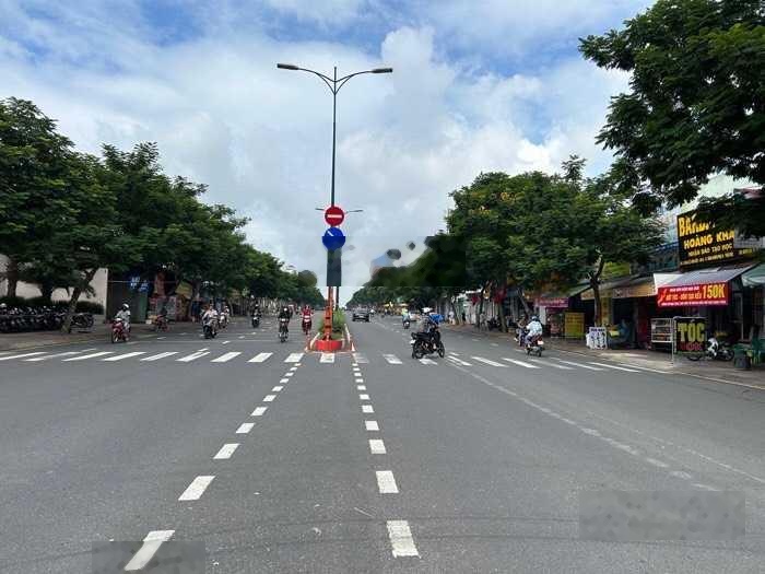 Bán gấp đất mặt tiền D2 DT 5m*24m. Giá chỉ 11,9tỷ còn bớt, đang cho thuê 10tr/tháng